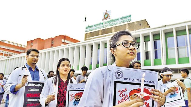 Doctors participate in a candle light march against the assault on junior doctors in West Bengal and in solidarity with their demands, at AIIMS hospital, in New Delhi, India, on Saturday.(Amal KS/HT PHOTO)