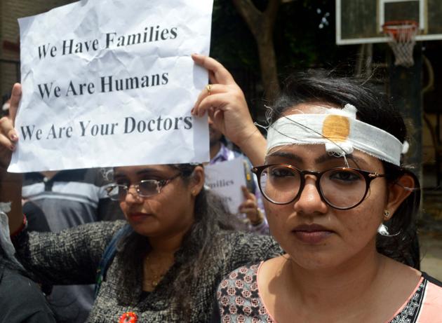 In Maharashtra, 4,500 doctors observed a one-day strike in all 26 government hospitals in the state on Friday (HT file) In Maharashtra, 4,500 doctors observed a one-day strike in all 26 government hospitals in the state on Friday (HT file)