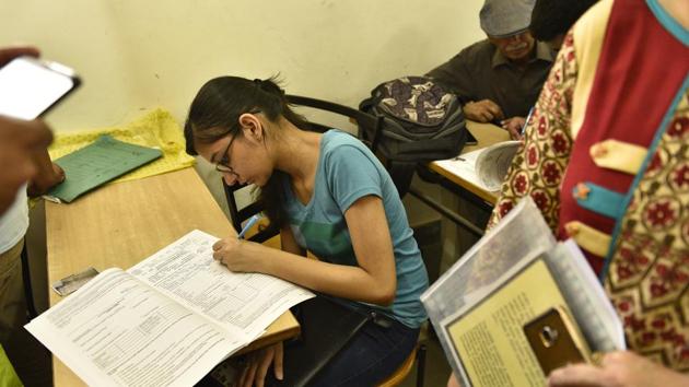 Delhi university aspirants fill their admission form for the new academic session. (Sanchit Khanna/HT File) Delhi university aspirants fill their admission form for the new academic session. (Sanchit Khanna/HT File)
