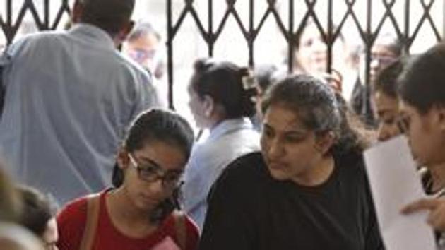 In the revised criteria, the university has also done away with the minimum marks criteria and compulsory inclusion of mathematics in the “best of four” subjects it had fixed for admissions to B Com (Hons) and BA (Hons) in Economics, respectively.(Sanchit Khanna/HT PHOTO) In the revised criteria, the university has also done away with the minimum marks criteria and compulsory inclusion of mathematics in the “best of four” subjects it had fixed for admissions to B Com (Hons) and BA (Hons) in Economics, respectively.(Sanchit Khanna/HT PHOTO)