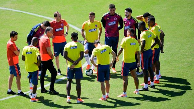 Colombia's coach Portuguese Carlos Queiroz (3-L) conducts a training session in Salvador, state of Bahia(AFP)