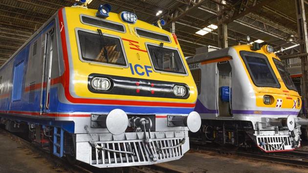 The early morning snag led to huge crowds in locals trains and commuters said there was no space to walk at stations like Dombiwali and Kalyan.(HT File Photo/Representative Image) The early morning snag led to huge crowds in locals trains and commuters said there was no space to walk at stations like Dombiwali and Kalyan.(HT File Photo/Representative Image)