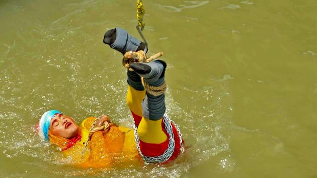 Chanchal Lahiri, known by his stage name “Jadugar Mandrake” who went missing after being lowered into the Ganga river while tied up with chains and ropes in a Houdini-inspired stunt is feared drowned, police said Monday. Rescue workers have been scouring the fast-flowing murky waters since Sunday but he was yet to be found, Syed Waquar Raza from the river traffic police told AFP. (AFP)
