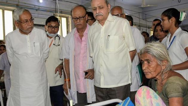 Bihar CM Nitish Kumar at SKMC Hospital to review the situation, in Muzaffarpur, on Tuesday.(Santosh Kumar/HT photo)