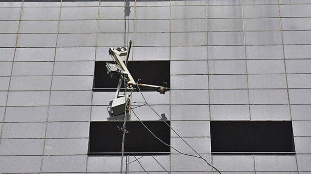 A metal platform attached to a hydraulic crane used for cleaning windows at Videocon Tower, Jhandewalan, broke killing two labourers. (SANCHIT KHANNA/HT PHOTO) A metal platform attached to a hydraulic crane used for cleaning windows at Videocon Tower, Jhandewalan, broke killing two labourers. (SANCHIT KHANNA/HT PHOTO)