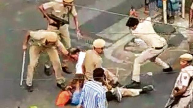 Police claimed that the driver of a Gramin Sewa, a shared mini taxi, turned violent after his vehicle grazed past a police control room van. When he allegedly threatened the PCR staff, they called in reinforcements from the nearby police station. He allegedly fought with them and hit a policeman on his head with the sword.(Video Footage Grab) Police claimed that the driver of a Gramin Sewa, a shared mini taxi, turned violent after his vehicle grazed past a police control room van. When he allegedly threatened the PCR staff, they called in reinforcements from the nearby police station. He allegedly fought with them and hit a policeman on his head with the sword.(Video Footage Grab)
