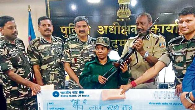 Maoists surrendered with arms before Dumka range DIG Raj Kumar Lakra and other police officers.(HT Photo)
