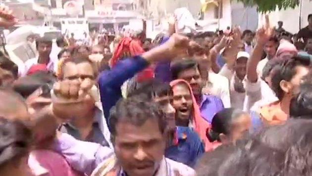 Protestors gathered outside the SKMCH shouted, “Nitish Kumar wapas jao (go back)”. (ANI Photo) Protestors gathered outside the SKMCH shouted, “Nitish Kumar wapas jao (go back)”. (ANI Photo)