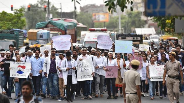 The Supreme Court Tuesday deferred the hearing on a plea seeking protection of doctors in government hospitals, saying since doctors have called off their strike in West Bengal and other states, there is no urgency to hear the matter. A bench of Justices Deepak Gupta and Surya Kant said it will not issue notice (to the Centre) but is keeping the larger issue of protection of doctors open. (Sanchit Khanna / HT Photo)