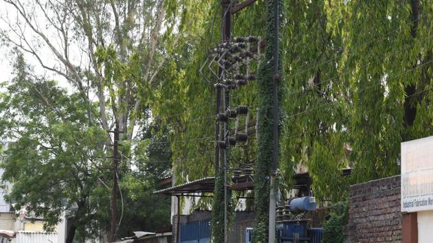 The Dakshin Haryana Bijli Vitran Nigam (DHBVN) is likely to install five new 400-kVA transformers in Sushant Lok -1, with one transformer each for blocks A, B, C, D and E under the ongoing Smart Grid project.(HT Photo)