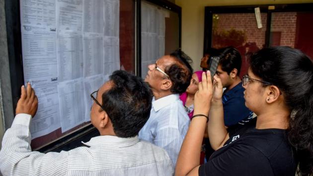 Students check their names in the FYJC admission list at Fergusson college(Sanket Wankhade/HT PHOTO)