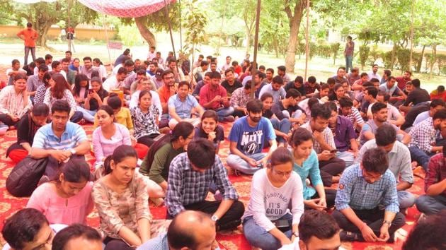 The resident doctors of PGIMS, Rohtak, demanding justice for a doctor who committed suicide, called off their strike on Monday evening after a meeting with PGIMS office-bearers.(Manoj Dhaka / HT Photo)