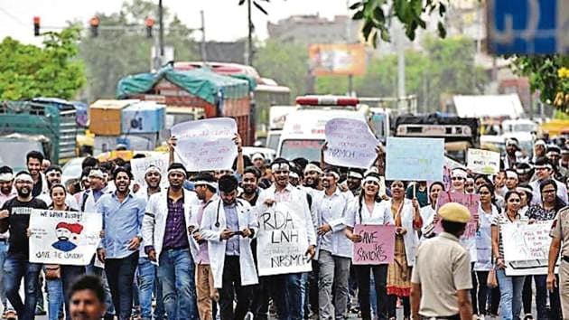 Doctors called off their three-day strike in support of agitating doctors from West Bengal on Monday.(Sanchit Khanna/HT PHOTO)