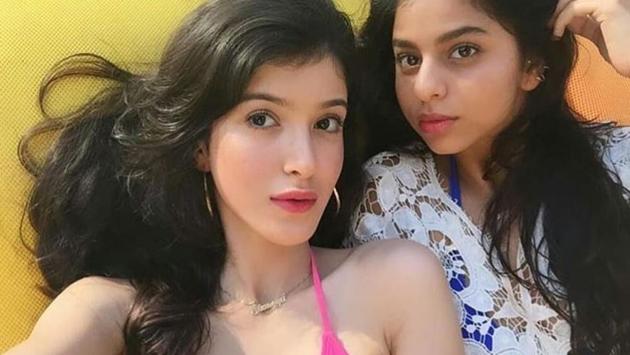 Shanaya Kapoor and Suhana Khan come together for a selfie.(Instagram)