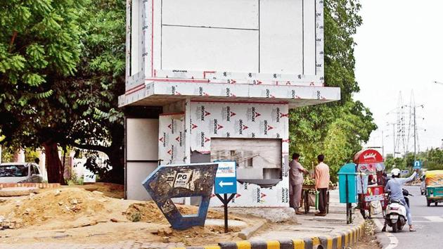 A water ATM opposite Medanta — The Medicity. Following complaints from residents and activists alleging encroachment of public spaces, the MCG has decided to remove 15 such structures installed across the city.(Yogendra Kumar/HT PHOTO)