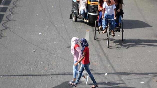 Commuters cover themselves to shield against the scorching sun, in Patna, Bihar, India, on Monday, June 17, 2019(Parwaz Khan /HT PHOTO) Commuters cover themselves to shield against the scorching sun, in Patna, Bihar, India, on Monday, June 17, 2019(Parwaz Khan /HT PHOTO)