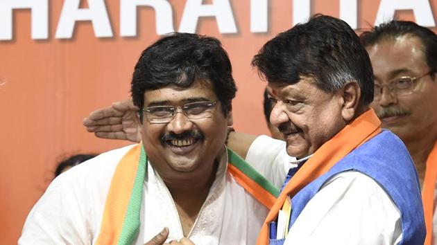 Former TMC MLA Biswajit Das (L) and former Congress leader Pradeep Banerjee joined BJP along with 12 other councillors in the presence of BJP leaders. (Arvind Yadav/HT PHOTO) Former TMC MLA Biswajit Das (L) and former Congress leader Pradeep Banerjee joined BJP along with 12 other councillors in the presence of BJP leaders. (Arvind Yadav/HT PHOTO)
