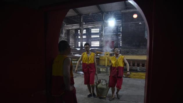 Workers collect freshly distilled baijiu. Water, soil, climate and other factors make baijius from different regions as “different from each other as a whiskey is to a mescal,” said Bill Isler, CEO of Ming River, an export-only brand created by Luzhou Laojiao. But he says there is a “lot of prejudice” to overcome, before baijiu can follow once-obscure “local” spirits such as vodka and tequila and go global. (Hector Retamal / AFP) Workers collect freshly distilled baijiu. Water, soil, climate and other factors make baijius from different regions as “different from each other as a whiskey is to a mescal,” said Bill Isler, CEO of Ming River, an export-only brand created by Luzhou Laojiao. But he says there is a “lot of prejudice” to overcome, before baijiu can follow once-obscure “local” spirits such as vodka and tequila and go global. (Hector Retamal / AFP)