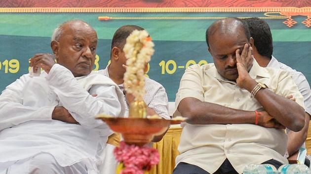 The differences in the ruling Congress-JD(S) alliance in Karnataka were exposed once again on Wednesday with chief minister HD Kumaraswamy saying that he is “going through pain everyday”. Reacting to Kumaraswamy’s comments, senior Congress leader and former CM Siddaramaiah said there is no threat to the Karnataka government and “they (BJP) are trying desperately but they will not succeed”. (PTI)