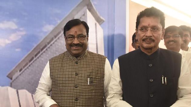 Maharashtra finance ministerSudhir Mungantiwar and minister of state for Finance, Rural Development Deepak Kesarkar arriving to present state budget during the monsoon session at Vidhan Bhavan in Mumbai, June 18, 2019.(Anshuman Poyrekar/HT Photo)