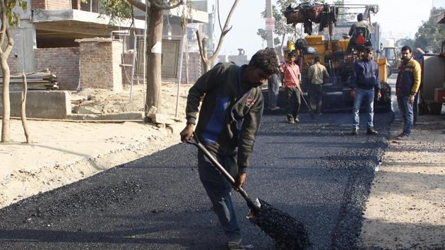 Asphalt roads last for three years, but roads with plastic are said to have a life of seven years. The waterproofing makes the roads ‘pothole-proof’ too (Yogendra Kumar/HT Photo/ Representive Image) Asphalt roads last for three years, but roads with plastic are said to have a life of seven years. The waterproofing makes the roads ‘pothole-proof’ too (Yogendra Kumar/HT Photo/ Representive Image)