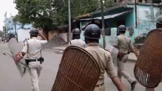 Chief minister Mamata Banerjee convened an urgent meeting to discuss the situation in Bhatpara.(ANI)