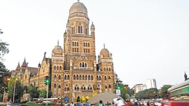 The Mumbai traffic police and BMC are in talks about how to impose the penalty.(HT File Photo)