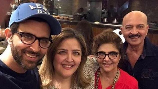 The Roshan family including Hrithik Roshan, Sunaina and their parents.(Instagram)