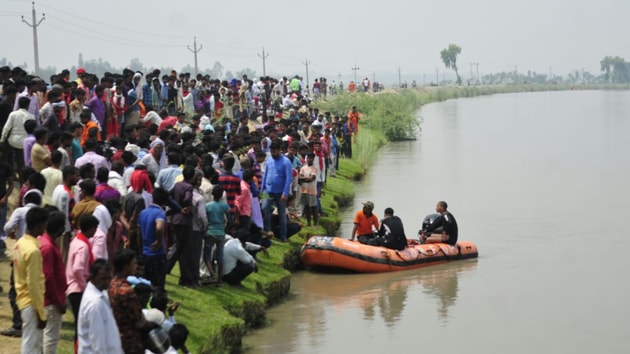 Lucknow’s senior superintendent of police (SSP) Kalanidhi Naithani said 22 people, including men, women and two children, managed to come out of the Indira Canal in Nagram while seven children are still missing. (Deepak Gupta/ HT Photo) Lucknow’s senior superintendent of police (SSP) Kalanidhi Naithani said 22 people, including men, women and two children, managed to come out of the Indira Canal in Nagram while seven children are still missing. (Deepak Gupta/ HT Photo)