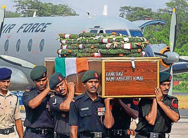 Army personnel carry the coffin of Havildar Amarjeet Kumar, who was killed in improvised Explosive Device (IED) blast on Monday evening in Pulwama district of Jammu and Kashmir, at Jaiprakash Narayan Airport in Patna, Wednesday, June 19, 2019.(PTI photo)