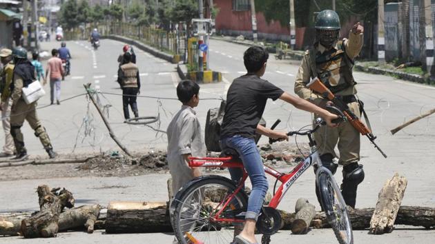 A paramilitary soldier diverts children from a barricade during restrictions in downtown Srinagar, Jammu and Kashmir. Image used for representational purpose only.((Photo by Waseem Andrabi / Hindustan Times)) A paramilitary soldier diverts children from a barricade during restrictions in downtown Srinagar, Jammu and Kashmir. Image used for representational purpose only.((Photo by Waseem Andrabi / Hindustan Times))
