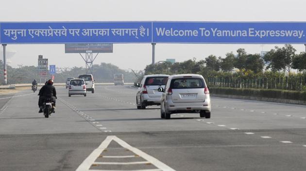 The UP government has directed the Yamuna Expressway industrial development authority  and Jaypee Infratech Limited to provide safety features to motorists on 165km Yamuna Expressway.(Burhaan Kinu / Hindustan Times)