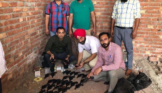 SSP rural Vikramjeet Duggal along with other officials showing recovered 44 stolen firearms at Jandiala Guru near Amritsar on Wednesday. June 19, 2019. (HT Photo) SSP rural Vikramjeet Duggal along with other officials showing recovered 44 stolen firearms at Jandiala Guru near Amritsar on Wednesday. June 19, 2019. (HT Photo)