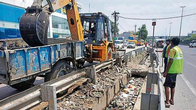 A government committee formed last year had observed that failure to desilt these drains had led to flooding at the junction.(HT Photo) A government committee formed last year had observed that failure to desilt these drains had led to flooding at the junction.(HT Photo)
