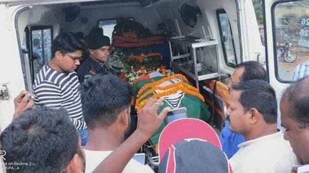 Sahoo’s older brother Parameswar said at Khuntuni some BJD workers put up the Green Party flag with the image of a conch on top the tricolour-draped coffin while offering flowers.(HT Photo)