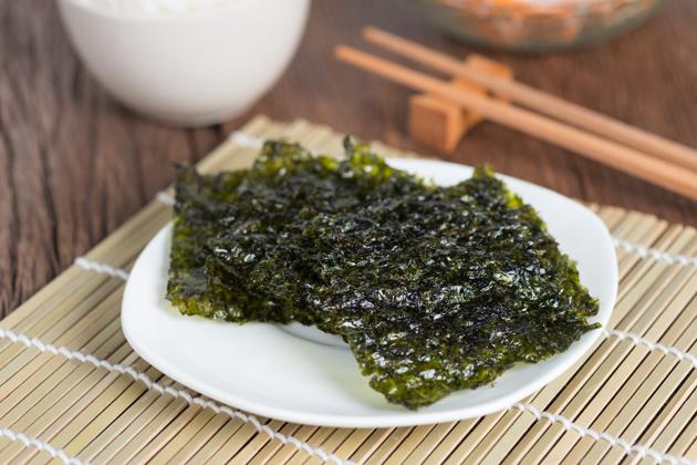 Iodine-rich foods like seaweed nori leaves better thyroid functioning(Shutterstock)