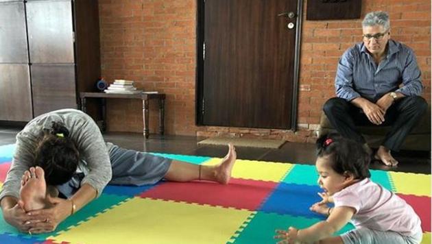 Inaaya Naumi Kemmu does yoga with Kunal Kemmu’s parents.(Instagram)