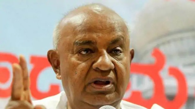Deve Gowda had ruled out the possibility of mid-term polls only on Thursday, a day before he launched--what was widely seen as--an offensive against the Congress for badly treating JDS and a prediction for a mid-term poll in the state.(PTI FILE)