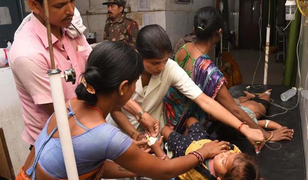 Children showing symptoms of Acute Encephalitis Syndrome (AES) being treated at Shri Krishna Medical College and hospital in Muzaffarpur, Bihar. (Santosh Kumar / HT Phtoo) Children showing symptoms of Acute Encephalitis Syndrome (AES) being treated at Shri Krishna Medical College and hospital in Muzaffarpur, Bihar. (Santosh Kumar / HT Phtoo)