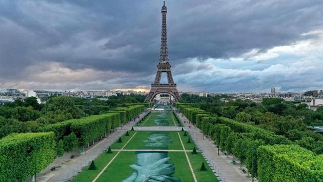 A 600 meters long installation by French land artist SAYPE entitled “Beyong Walls” representing hands joined together in support to the SOS Mediterrannee migrant association, set up at Paris’ landmark Champs de Mars gardens in front of the Eiffel Tower in France. (Eric Feferberg / AFP)
