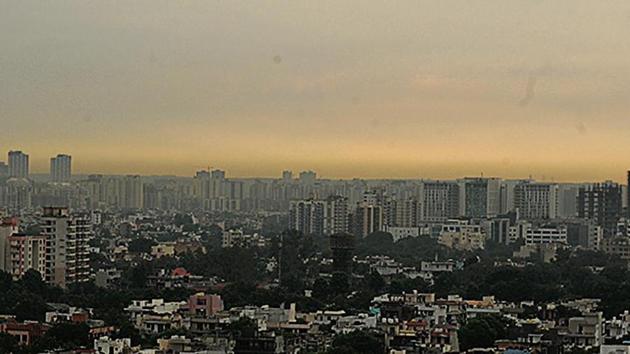 On Friday, the air quality index (AQI) reading of the city was recorded at 175 (moderate) by the CPCB’s AQI monitor at Vikas Sadan in Sector 11.(HT Photo)
