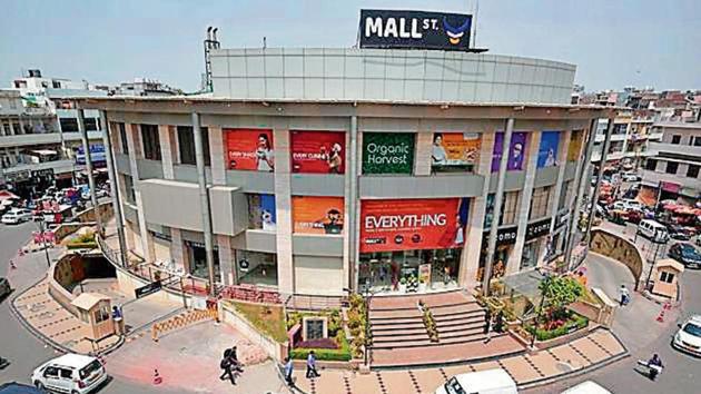 The revamp’s focal point is Bada Gol Chakkar (roundabout) at the centre of the market, on which stands Spark Mall underneath which is the north corporation’s fully-automated underground parking.(HT Photo)