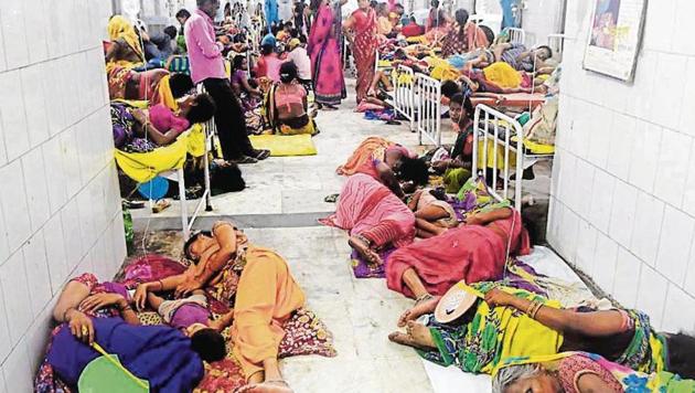 Women lie on the floor with sick children at SKMCH around 1.30am on Friday (Parwaz Khan /HT PHOTO) Women lie on the floor with sick children at SKMCH around 1.30am on Friday (Parwaz Khan /HT PHOTO)