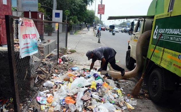 A worker of Adar Poonawala collecting garbage, mostly plastic waste, at Vimannagar.(Shankar Narayan/HT PHOTO) A worker of Adar Poonawala collecting garbage, mostly plastic waste, at Vimannagar.(Shankar Narayan/HT PHOTO)