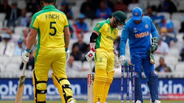 Australia's David Warner (C), Australia's captain Aaron Finch (L) and India's Mahendra Singh Dhoni look on after the ball touched his stumps but did not dislodge the bails during the 2019 Cricket World Cup group stage match between India and Australia at The Oval in London on June 9, 2019 (AFP) Australia's David Warner (C), Australia's captain Aaron Finch (L) and India's Mahendra Singh Dhoni look on after the ball touched his stumps but did not dislodge the bails during the 2019 Cricket World Cup group stage match between India and Australia at The Oval in London on June 9, 2019 (AFP)