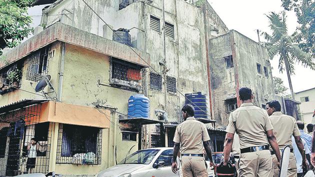 Policemen arrive with NMMC officials to disconnect electric and water supply to dilapidated JN-2 Type Gulmohar Society at Sector 9 in Vashi on Friday. Action was taken against 200 flats in Gulmohar, Jai Maharashtra and Ashirwad — all in the same area.(Bachchan Kumar/ HT)