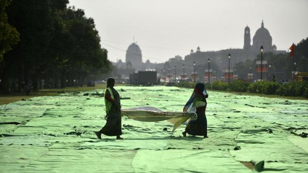 Women seen at work prior to the Yoga Day celebrations, in front of Rashtrapati Bhavan, Rajpath, in New Delhi. (Biplov Bhuyan / HT Photo) Women seen at work prior to the Yoga Day celebrations, in front of Rashtrapati Bhavan, Rajpath, in New Delhi. (Biplov Bhuyan / HT Photo)