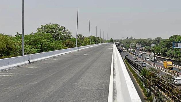 The flyover branches out of Munirka flyover and ends before Army Hospital near Subroto Park close to National Highway-8.(HT Photo)