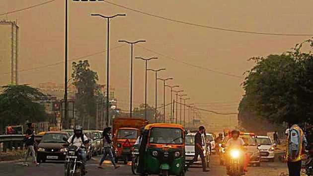 Experts said that the air quality was better due to the higher minimum temperature as it allowed the particulate matter to settle at a higher level in the atmosphere.(HT Photo)