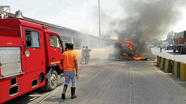 Verma said that a security guard stationed next to a pedestrian subway, less than 30 metres from the spot, informed the MCEPL control room around 10.20am and a rescue vehicle was sent to the spot.(HT Photo)